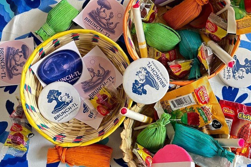 Una selezione di cesti colorati intrecciati, etichette, corde di diversi colori e alcuni snack confezionati. 4