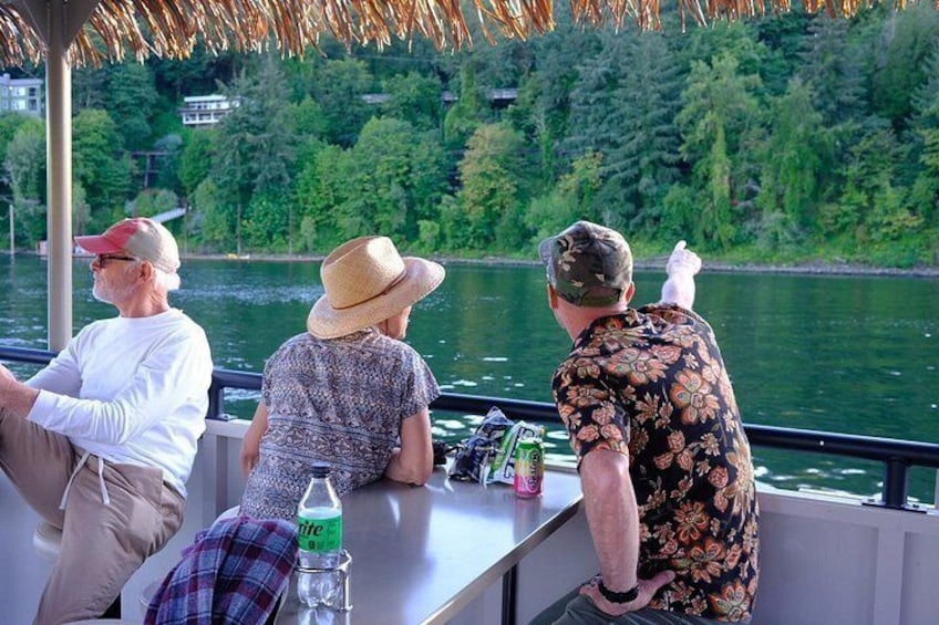 Drie personen in een boot, een Sprite-fles en een hoed op tafel. 2