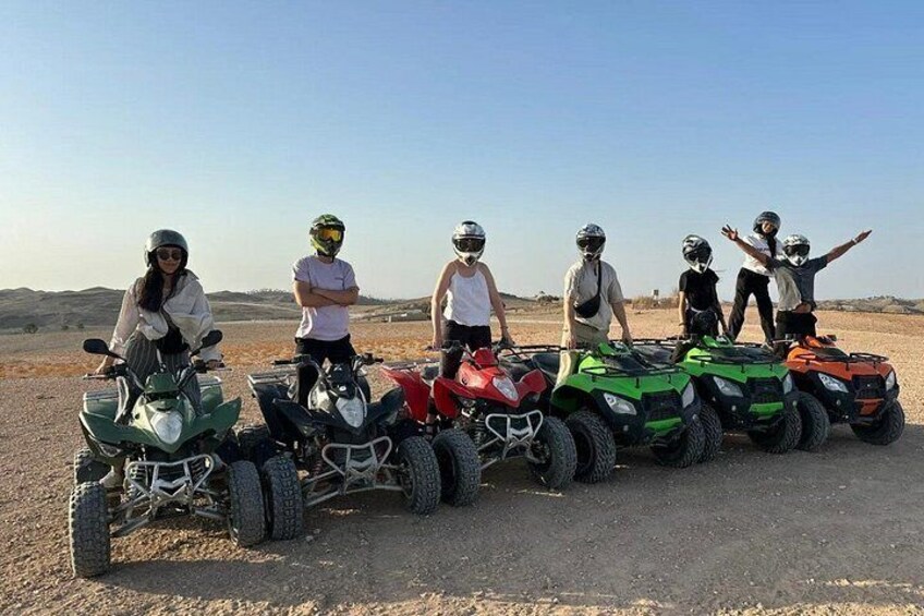 Un grupo de personas conduciendo vehículos todo terreno en un paisaje desértico. 2