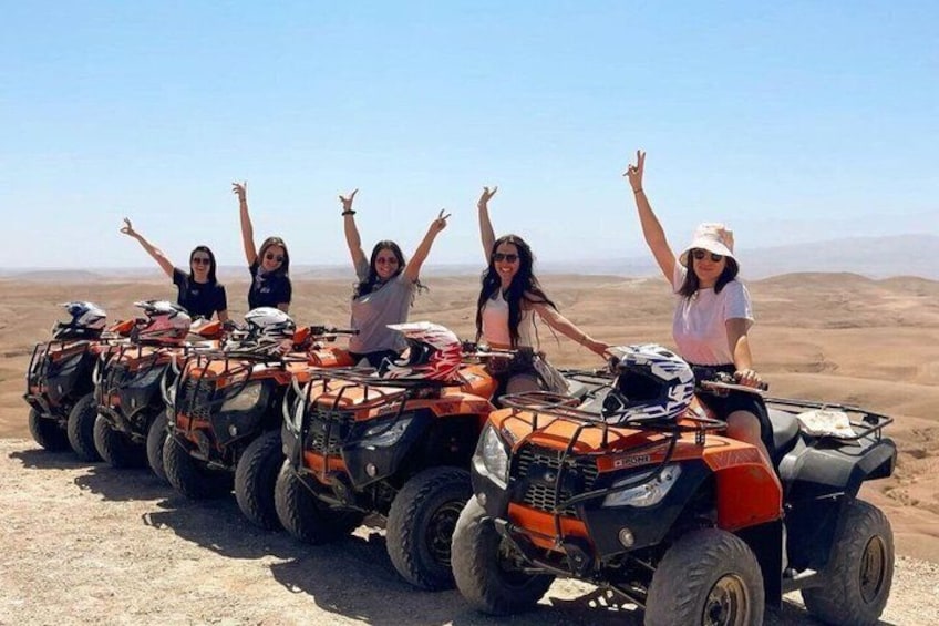Un groupe de personnes conduisant des quads dans un paysage désertique. 1