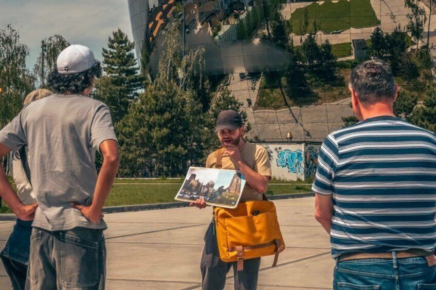 Un grupo de personas de pie al aire libre, con un avión grande al fondo. 3