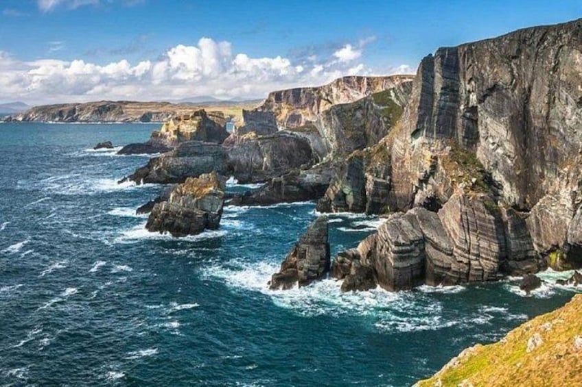 Eine Küstenlandschaft mit felsigen Klippen und dem Meer. 2
