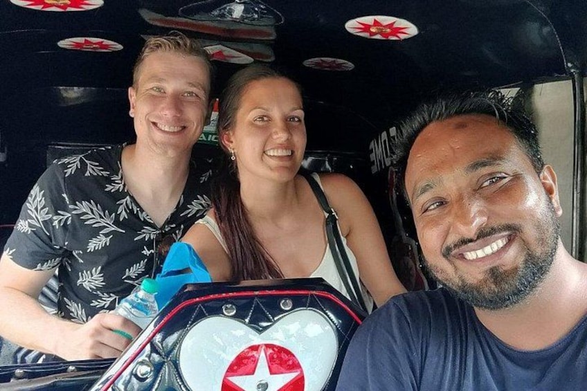 Tre personer i ett fordon med en ratt som har en stjärnformad emblem. 2