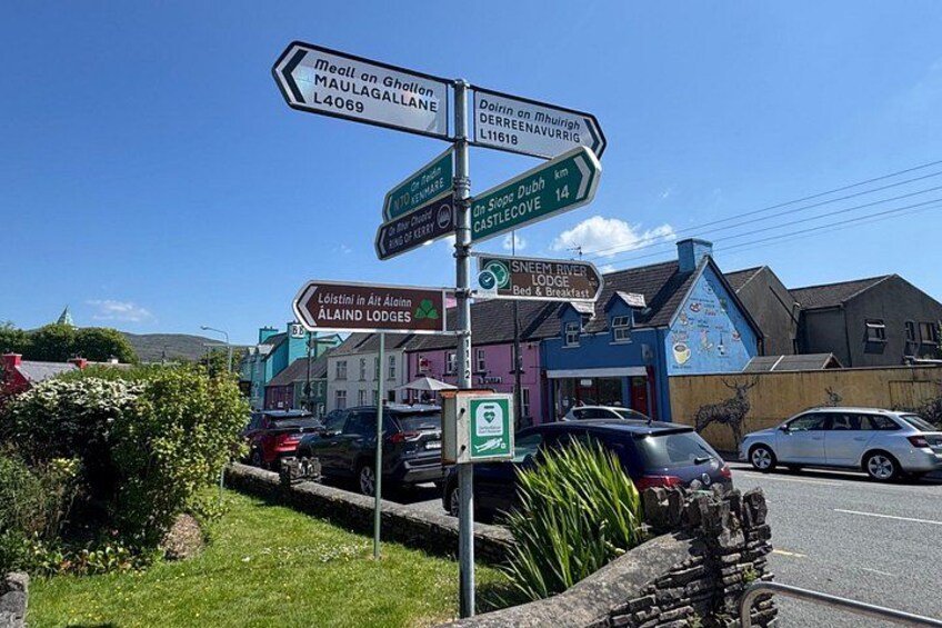 Un panneau indicateur directionnel comportant plusieurs panneaux pointant vers différentes destinations. 5