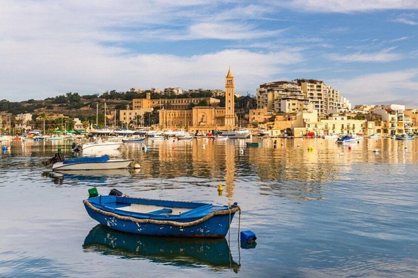 Un puerto con barcos, una torre destacada y edificios a lo largo del muelle. 5