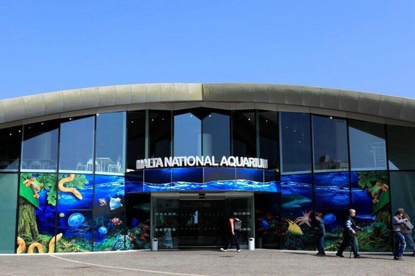 Exterior del Acuario Nacional Metro, con grandes ventanales y un techo curvo. 2