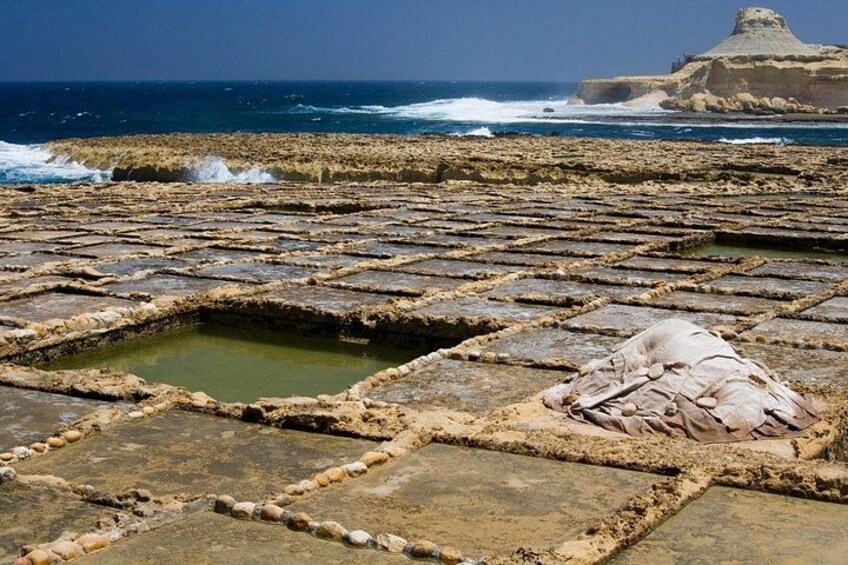 Campos de sal escalonados con una gran formación salina al fondo. 3