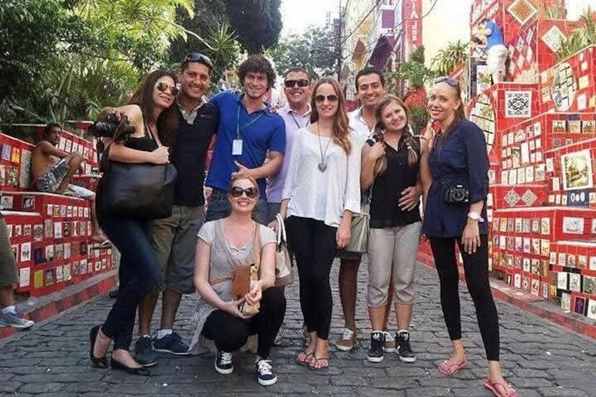 Un grupo de personas posando frente a una pared con diseño. 2