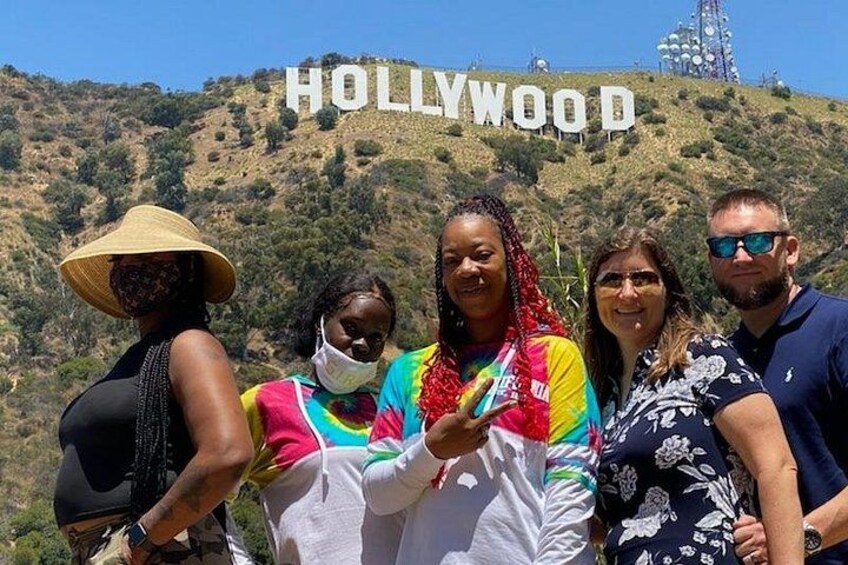 Een groep mensen staat voor het Hollywood-bord. 4