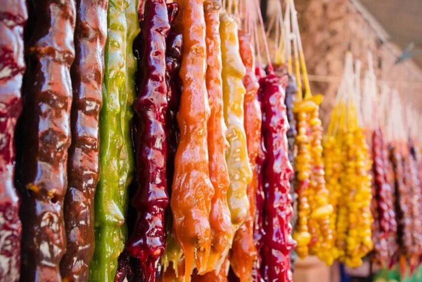 Variedad de chiles secos y coloridos colgando a la venta. 3