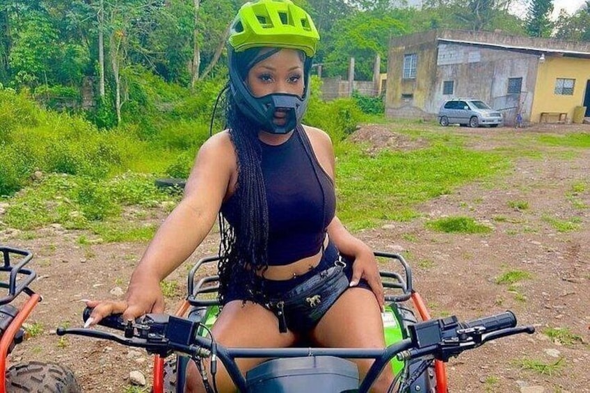 Eine Person im Rollstuhl mit einem grünen Helm, sitzend auf einem Fahrzeug mit grünem Aufbau. 5
