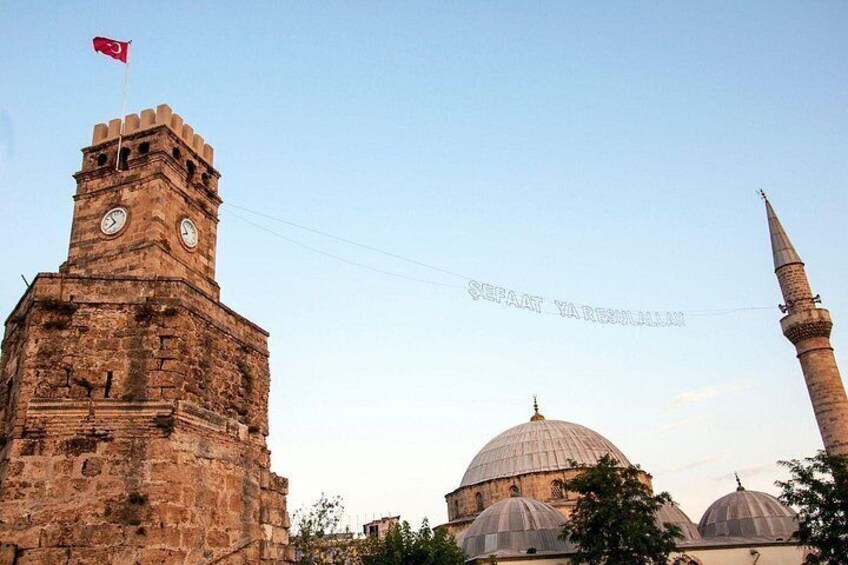 Un bâtiment historique doté d’un clocher, d’un minaret et de structures en forme de dôme. 5