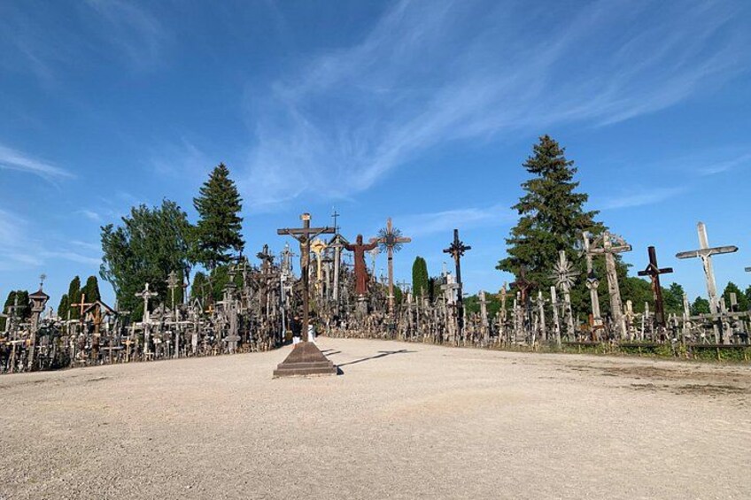 Ein Friedhof mit zahlreichen Kreuzen und einem zentralen Denkmal. 4