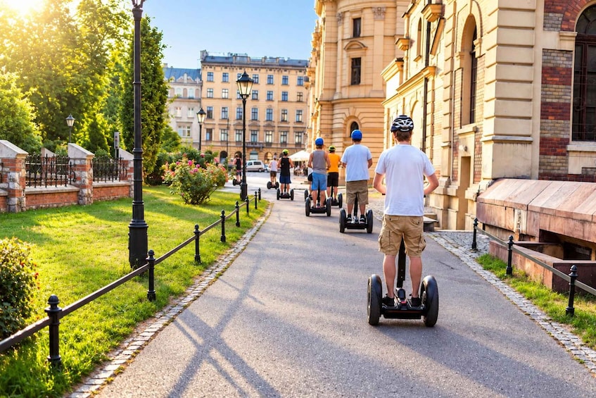 Ihmiset ajavat segway-lautoilla päällystettyä polkua pitkin. 1
