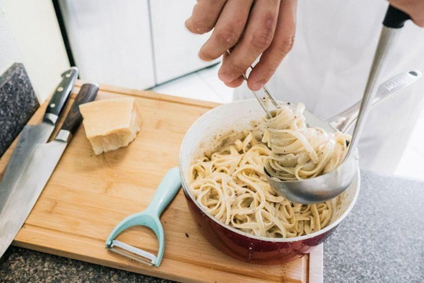 Una persona cocinando pasta con una cuchara. 2