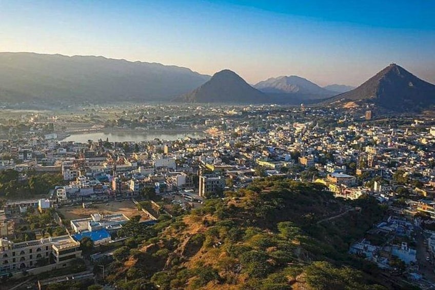 Stadsbeeld met bergen op de achtergrond. 2