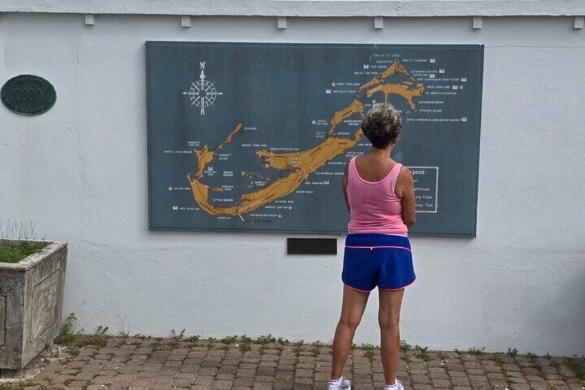 Eine Person steht vor einer an der Wand hängenden Karte. 4