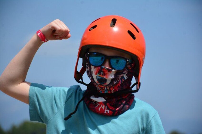 Una persona con casco e bandana che mostra il bicipite. 2