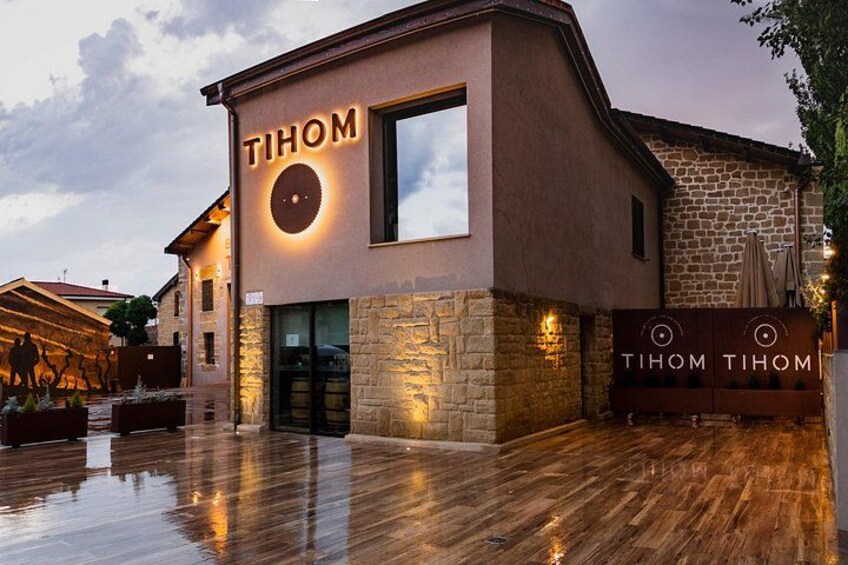 Visit to the winery with a tasting of 3 wines and appetizers 4