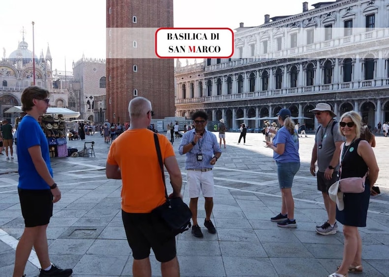 Turisteja Piazza del Campon aukiolla, San Marcossa, taustalla näkyy San Marcon basilika. 1