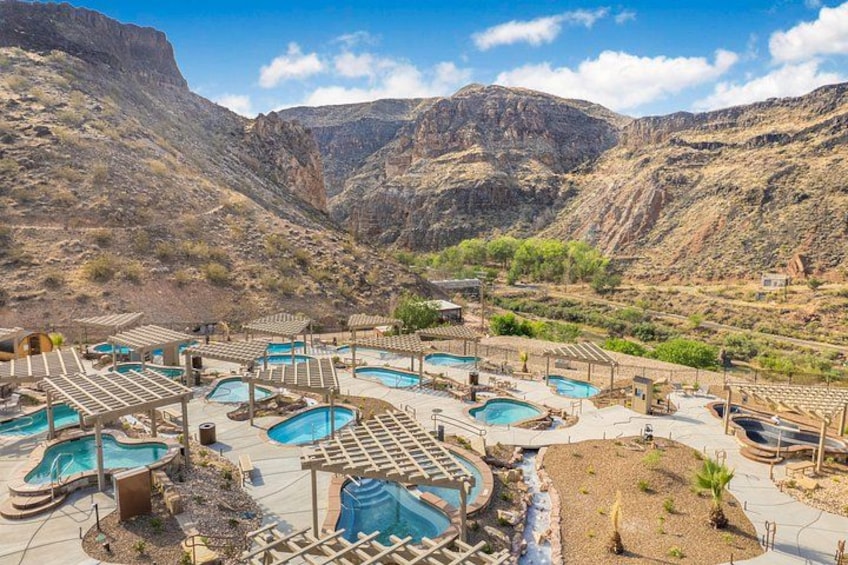 Un resort con varias piscinas frente a un paisaje montañoso. 5