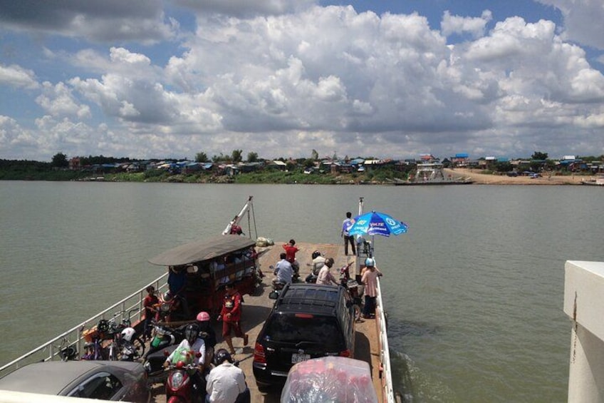 Un bote lleno de gente desembarcando cerca de la orilla de un río. 2