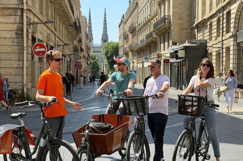 Escena callejera con ciclistas y peatones. 2
