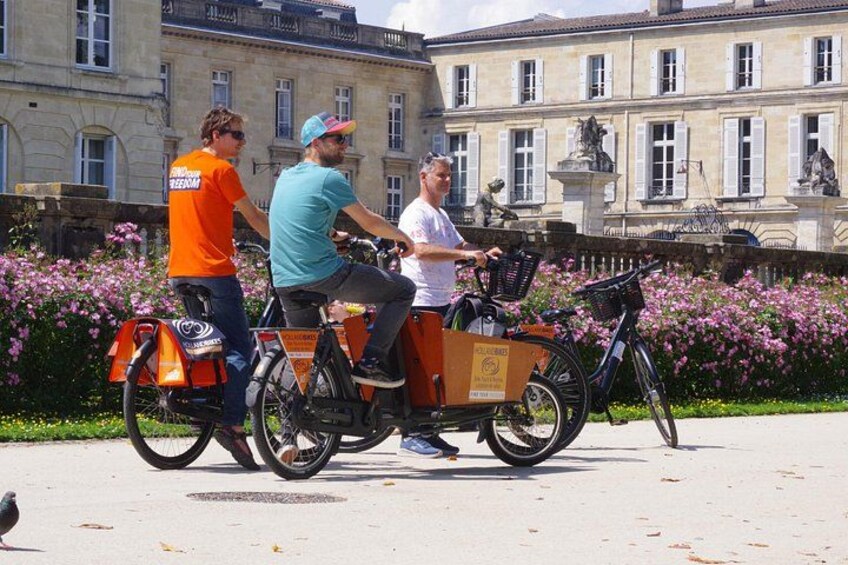 Bordeaux Guided Bike Tour for All Ages with a Local Guide 2