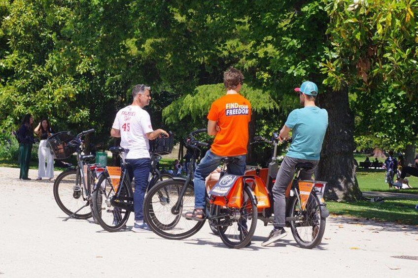 Bordeaux Guided Bike Tour for All Ages with a Local Guide 3
