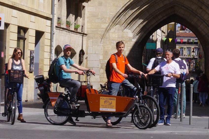 Bordeaux Guided Bike Tour for All Ages with a Local Guide 4