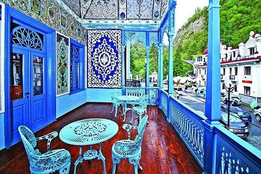 Une pièce aux motifs bleus et blancs, avec une table ronde et des chaises. 3
