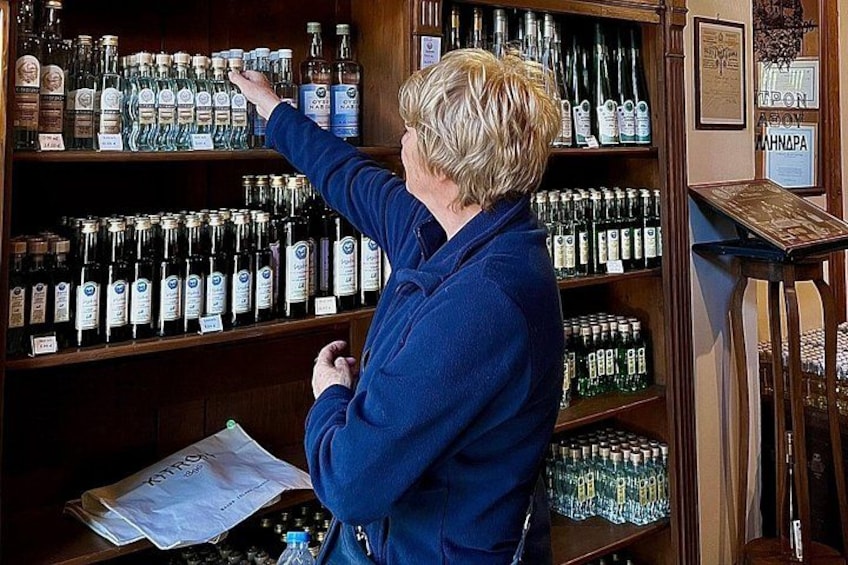 Una persona observando una estantería en una licorería. 4