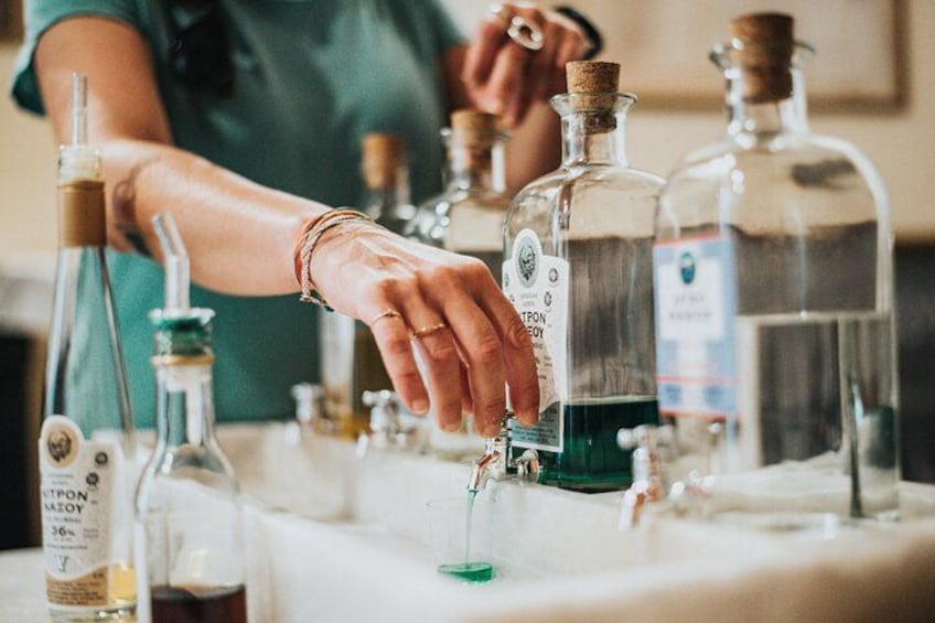Une personne verse un liquide d’une bouteille dans un verre. 3