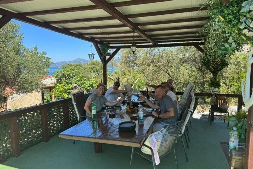 Un espace extérieur abrité, aménagé pour les repas, avec une table, des chaises et une vue sur le paysage. 3