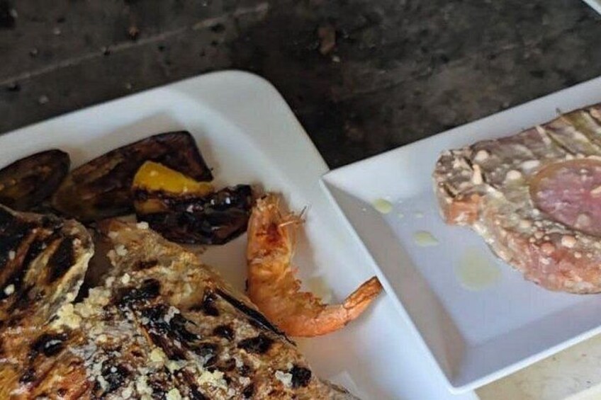 Grillet bøf med ananas skive og grillede grøntsager på en hvid tallerken. 3