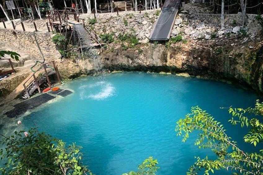 Une piscine naturelle à l’eau cristalline, entourée de rochers et de verdure. 4