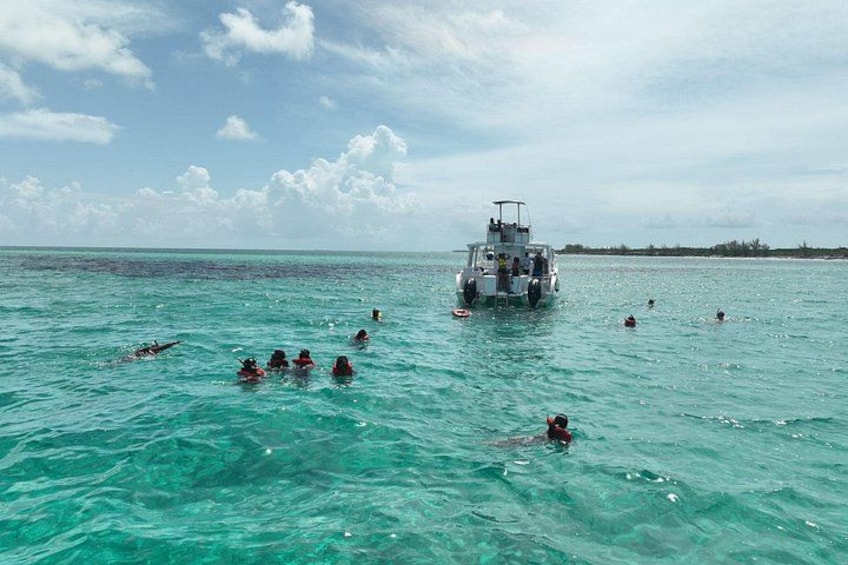 Un bote con gente nadando en el agua. 3