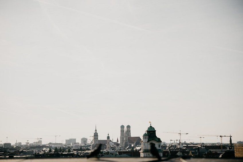 If the weather is nice, we’ll end on the temporary rooftop garden with the best view over Munich. Here you can relax with a drink and meal after the tour. 2