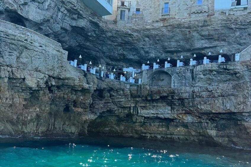 Une falaise rocheuse avec un escalier menant à un bâtiment. 4