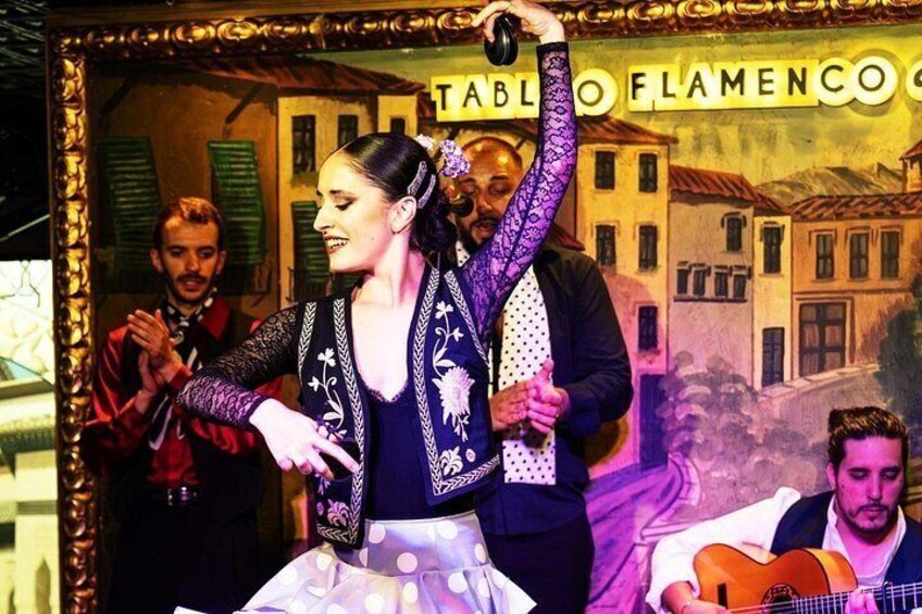 Una persona bailando frente a un telón con el texto 'TABLO FLAMENCO'. 2