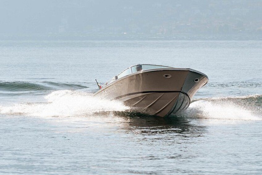 Un velero deslizándose por aguas tranquilas. 4