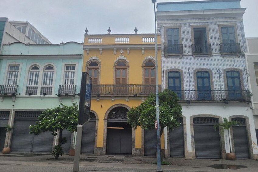 Una fila di edifici colorati con balconi e persiane chiuse. 2