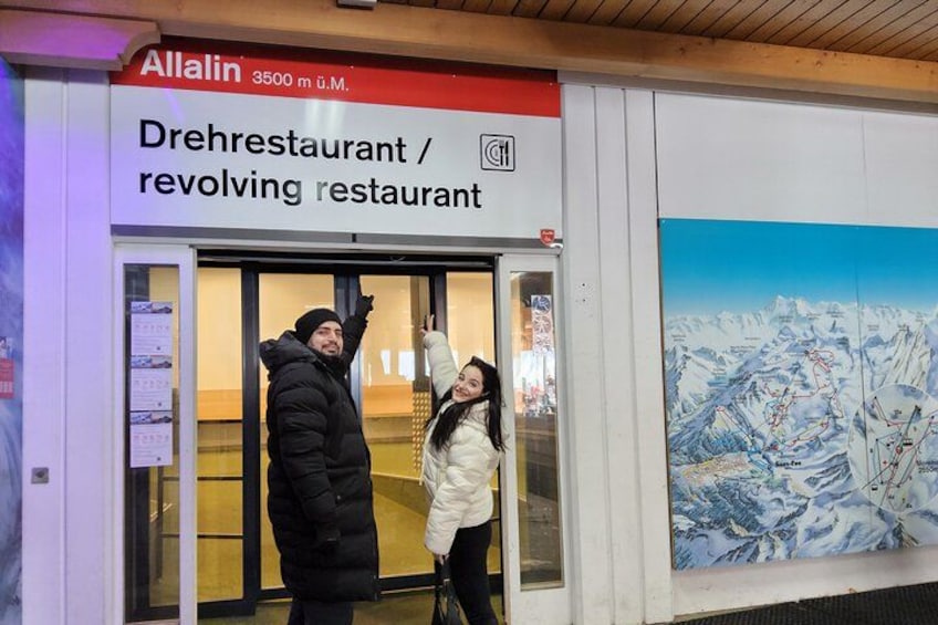 Un restaurant appelé « Drehrrestaurant » ou « restaurant tournant », avec une enseigne indiquant une altitude de 3 500 mètres. 1