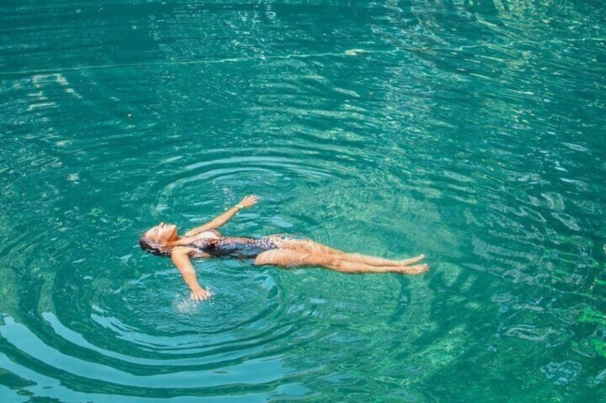 Eine Person treibt im Wasser. 1