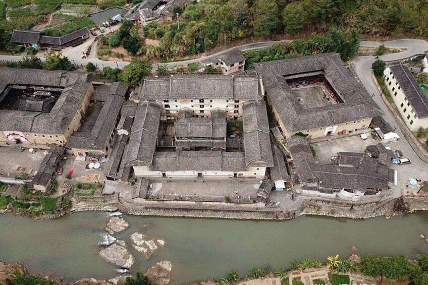 A fortified complex with a central building, surrounded by walls and a moat. 1