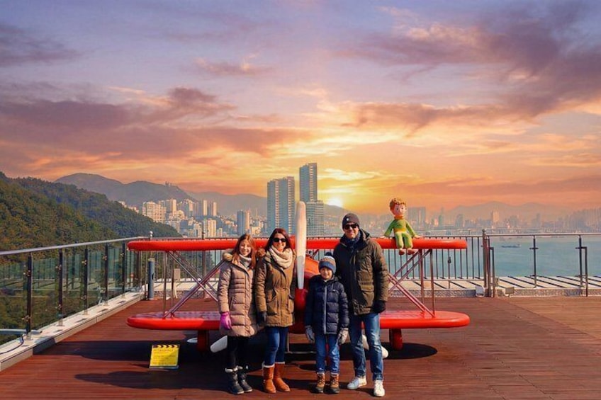 Un grupo de personas en una cubierta de madera con un horizonte urbano de fondo. 3
