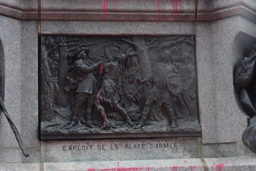 Ein bronzenes Reliefbild mit dem Titel 'Exploitation de la Plaque d'Armes', das eine historische Szene mit Figuren und einem Baum zeigt. 5