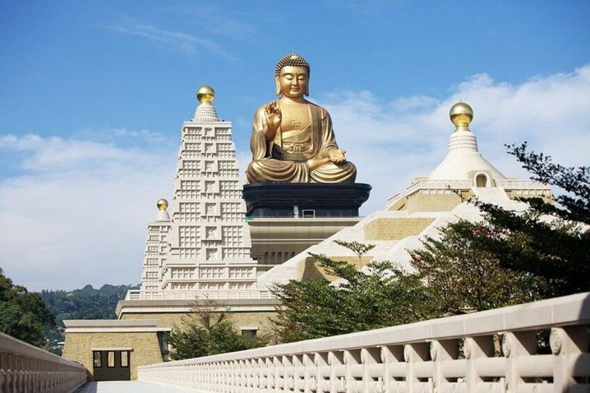 Una gran estatua dorada de Buda, una pagoda blanca y un edificio blanco con cúpula dorada. 2