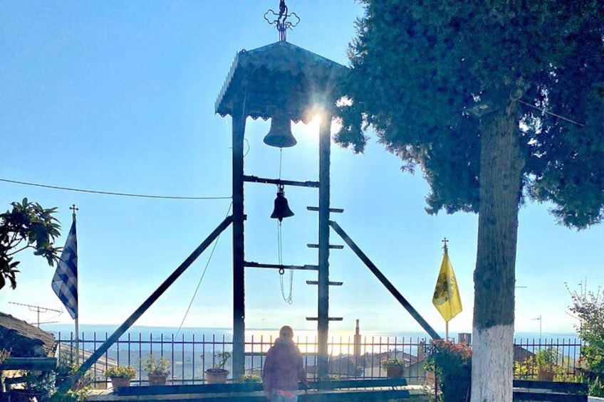Un clocher surmonté d’une croix, entouré d’arbres et d’une clôture. 2