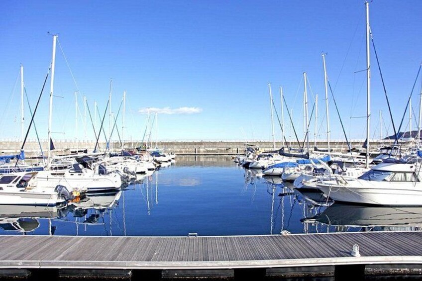 Un puerto deportivo con varios veleros amarrados en aguas tranquilas. 2